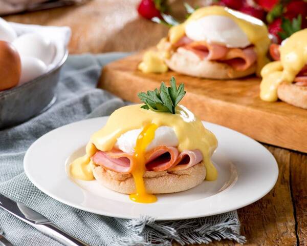 Classic (Eggs Benedict)